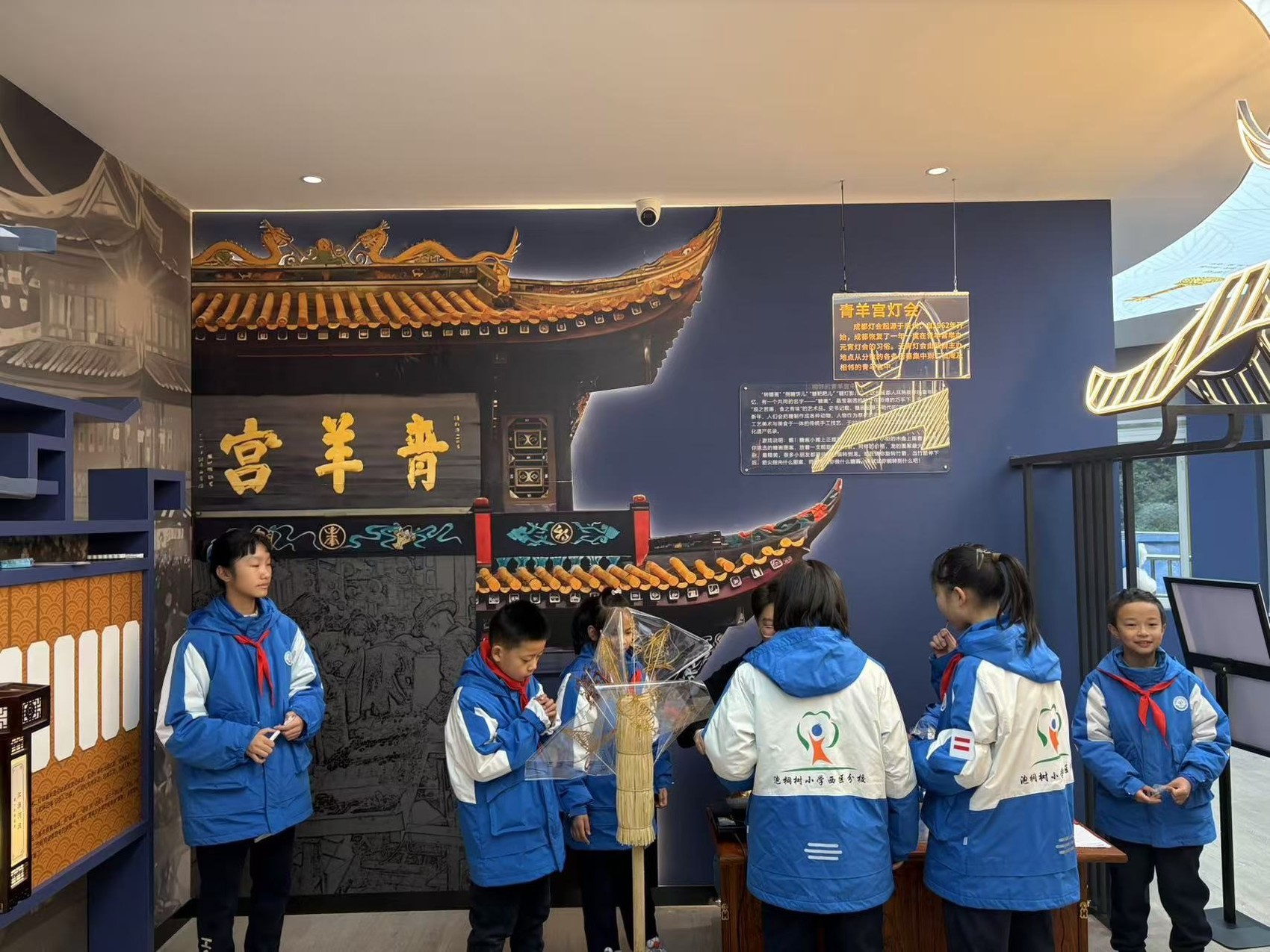 这所小学有灯彩博物馆 还设了灯彩课