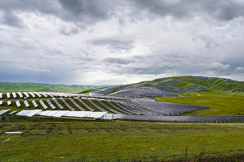 阿坝典范 开局突破｜“板上发电、板下放牧”——解锁红原安曲光伏项目如何赋能高原绿色发展_fororder_图片-1