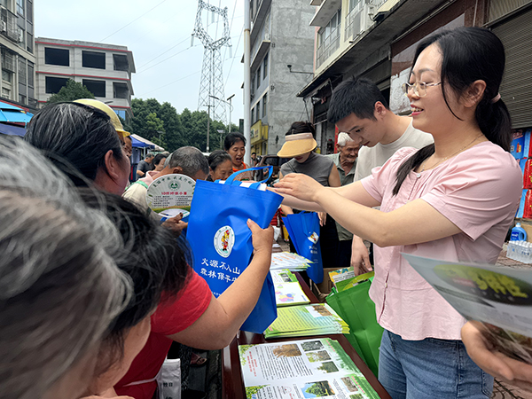 宜宾叙州区在蕨溪镇开展“5·22”国际生物多样性日宣传活动_fororder_发放宣传资料