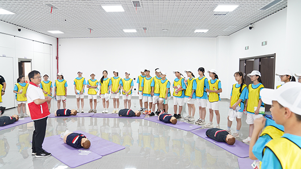 泸州纳溪：多彩缤纷夏令营开启夏日多元成长之旅_fororder_老师为同学们讲解急救方法。-张玉龙-摄