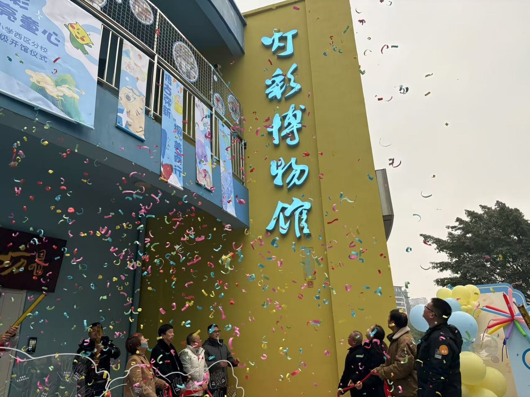 这所小学有灯彩博物馆 还设了灯彩课