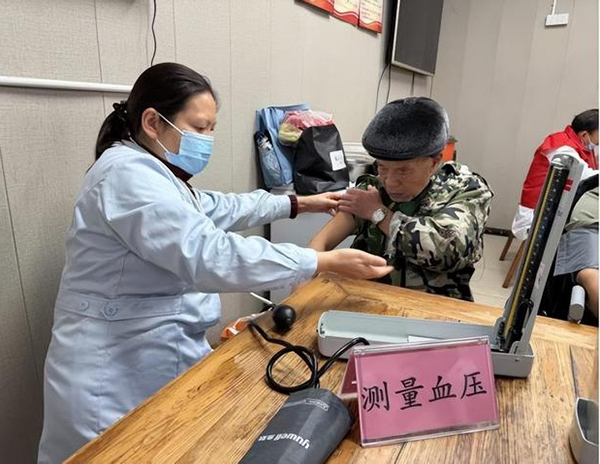 内江卫健开展重阳节系列活动 守护“最美夕阳红”_fororder_测血压现场-供图-内江市卫生健康委员会