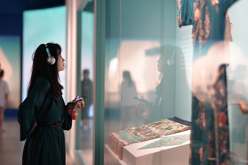 金沙玉文化科普展来袭 “双节”玩法抢先看_fororder_特展“青韵——文物里的中国传统色彩美学”海报及展览现场