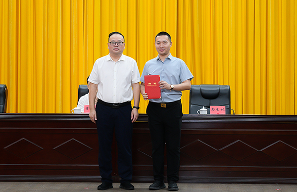 自贡市大安区推进新型工业化与招商引资工作_fororder_3颁发聘书现场（摄影-廖志全）