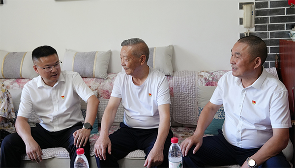 德阳旌阳区委书记谢斌到孝感街道走访慰问老党员_fororder_未标题-2