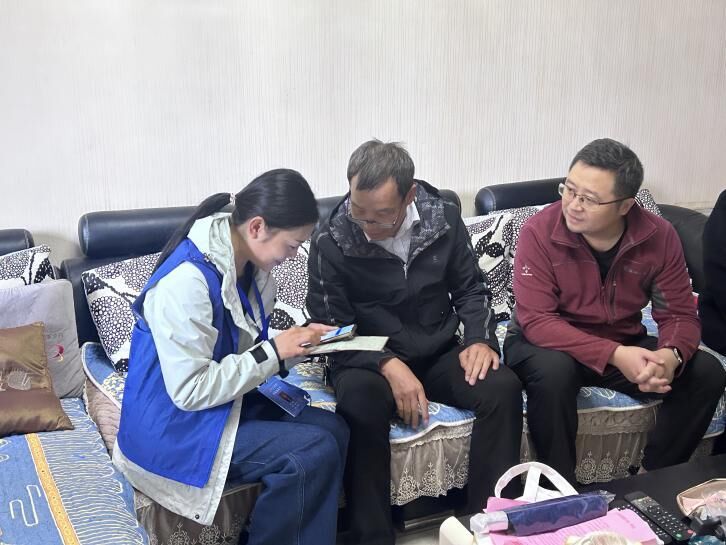 自贡高新区全面启动2025年全国1%人口抽样调查入户登记 75名调查员一线采集“民生数据”