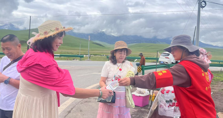 若尔盖县：“志愿红”护航“旅游热”_fororder_志愿者服务 供图 阿坝州委网信办