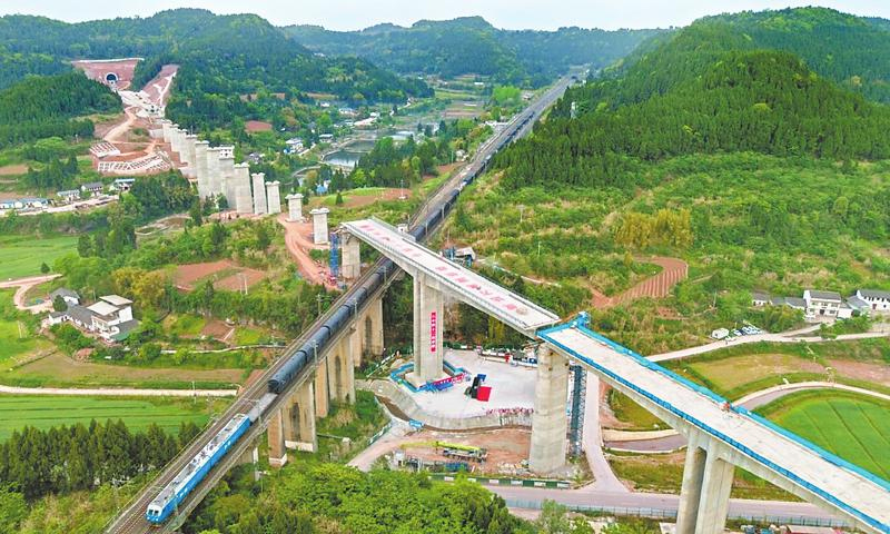 “凤凰”欲飞 四川最大高铁站天府站钢结构全面完工_fororder_未标题-3