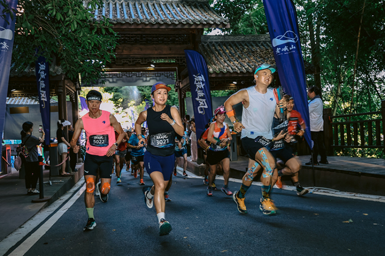 夏夜追风 活力开跑——2025老峨山夏夜追风赛圆满举行_fororder_速度与激情的比拼