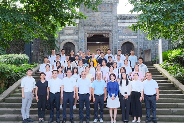 “重回李庄 赓续文脉”同济大学开学第一课在宜宾李庄开讲_fororder_师生们在同济大学当年的办学旧址——东岳庙前合影-供图-宜宾市委宣传部
