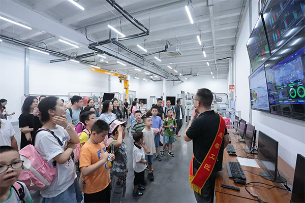童心筑梦迎世运 80余组职工亲子家庭走进汽车工厂_fororder_未标题-1