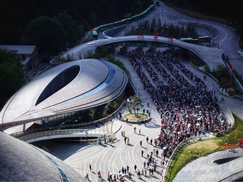 九寨沟景区“智慧管理”升级 解锁五一“畅游密码”_fororder_游客有序进入景区 供图 九寨沟景区管理局