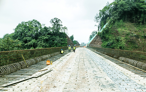 眉山洪雅：推进“川零公路”建设 打造“交旅融合”新天地_fororder_S308线洪雅县七里坪镇桃源段至峨眉山界新建工程（川零公路）项目建设现场7