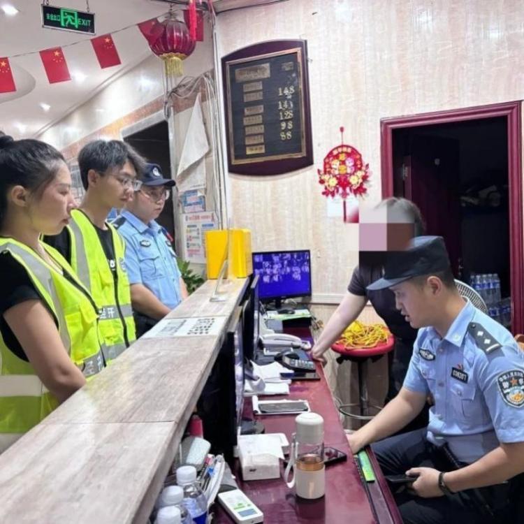 四川遂宁经开公安：“亥时警务” 守护“市井烟火”
