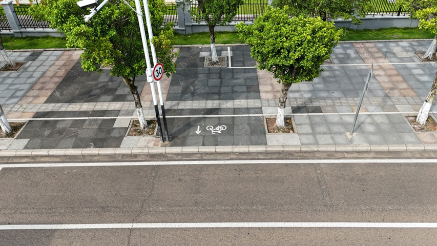 资阳雁江城东新区“微更新”绘就民生幸福图景_fororder_雁江一小（东区）外的非机动车标识