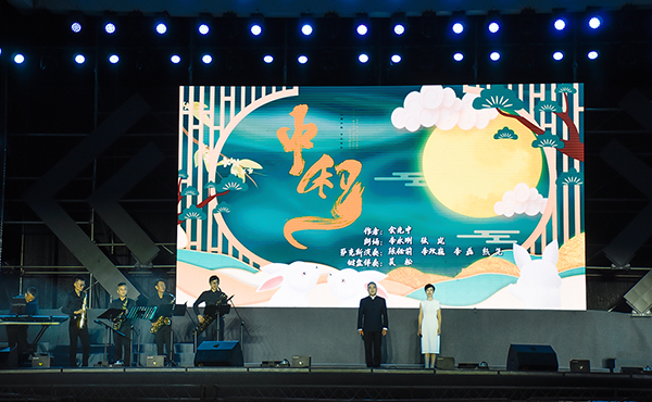 自贡市大安区举行迎中秋庆国庆诗会_fororder_朗诵《中秋》（摄影-赵丽）