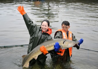 国际主播网红现场“带货”  向全球分享四川鱼子酱的味蕾奇迹