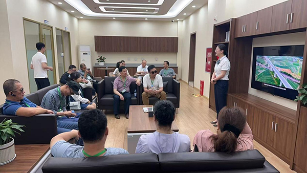 长城华西银行携手省市残联及盲协开展无障碍金融服务宣讲及体验活动_fororder_图片-3