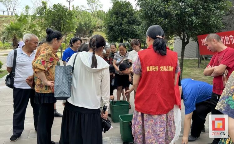 自贡高新区华景社区：粽香传情暖人心 志愿服务润邻里