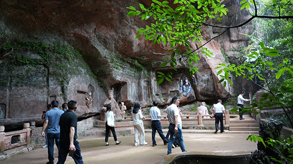 “东坡行旅——中国文物主题游径”建设城市单元交流活动走进眉山青神_fororder_嘉宾沿“东坡行旅”游径参观--陈t甜摄影