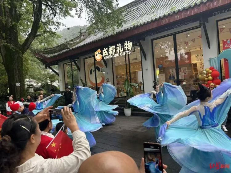 热销！就这样把成都带走