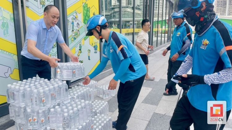 “一瓶清凉”润人心 自贡高新区政企携手关爱高温下的“奔跑者”