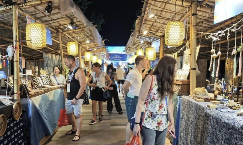 道明竹编亮相世运村 创意作品获赞_fororder_非遗特色集市-供图-崇州市委宣传部