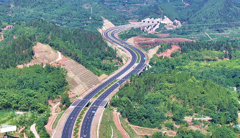 眉山仁寿：路网畅通 发展加速_fororder_2025年6月15日，航拍四川省眉山市仁寿县大化镇天府大道二峨山段。-03-(1)