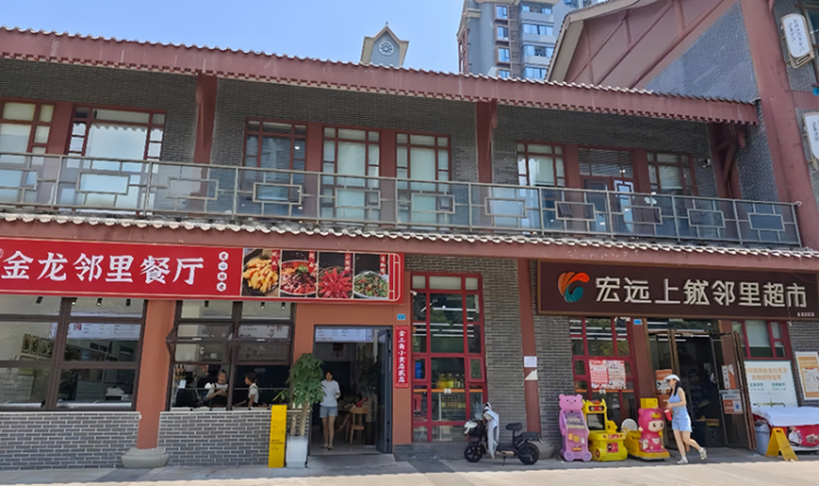 社区“闲置拼图”如何拼出共富版图 眉山市东坡区积极探索社区经济发展新路径_fororder_金龙社区精准引入超市、药店、托管班、餐厅等11种便民业态。东坡区融媒体中心供图