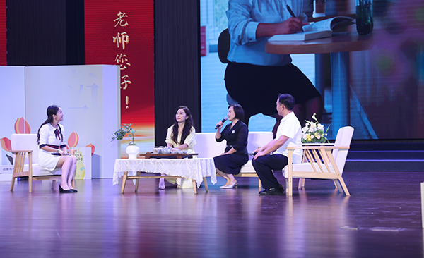 宜宾翠屏区第41个教师节庆祝大会召开_fororder_访谈现场-供图-翠屏区融媒体中心