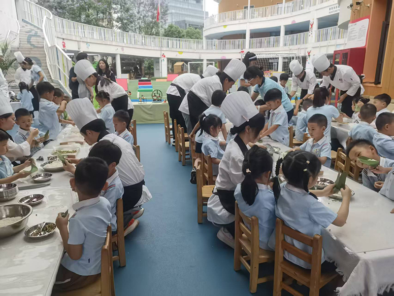 时代光影 百部川扬丨泸州职业技术学院：执产教融合之笔 书写川菜文化传承与育人“佳肴”_fororder_实践活动走进幼儿园-摄影-冯巧凤