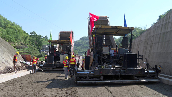 G246宜宾筠连县城绕城公路预计9月底通车_fororder_水稳层铺筑进行中-供图-筠连县融媒体中心