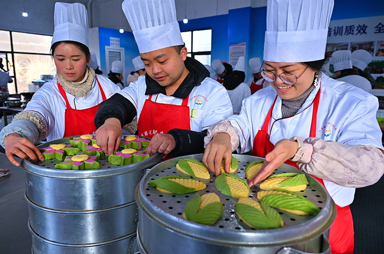 图片默认标题_fororder_培训老师进行烹饪教学-供图-仁寿县委宣传部-(2)