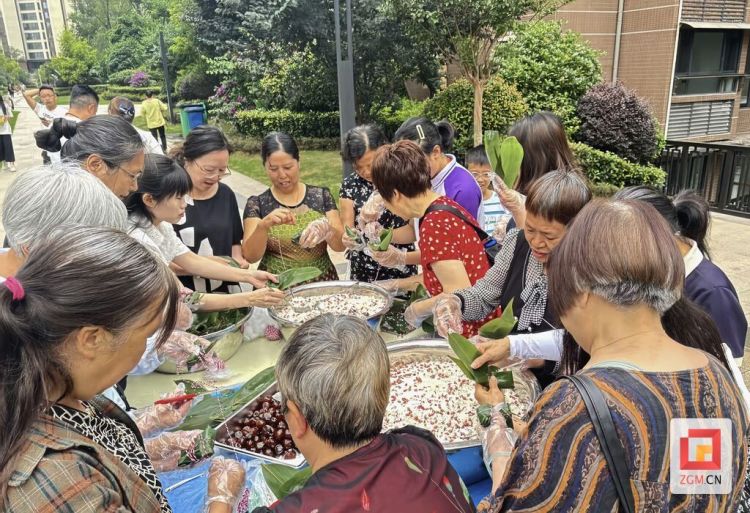 自贡高新区华景社区：粽香传情暖人心 志愿服务润邻里