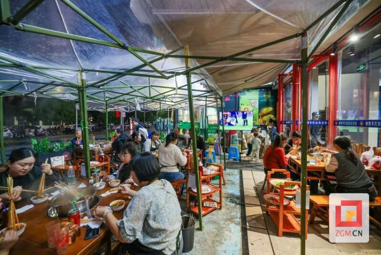 燃！自贡高新区“第二现场”掀观赛狂潮 激活美食之府夜经济