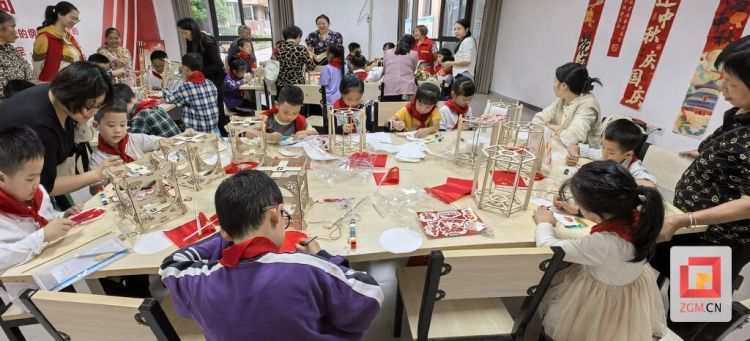 景苑社区“童伴之家”共庆中秋国庆活动温暖落幕