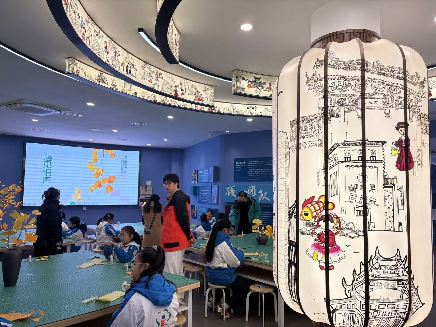 这所小学有灯彩博物馆 还设了灯彩课