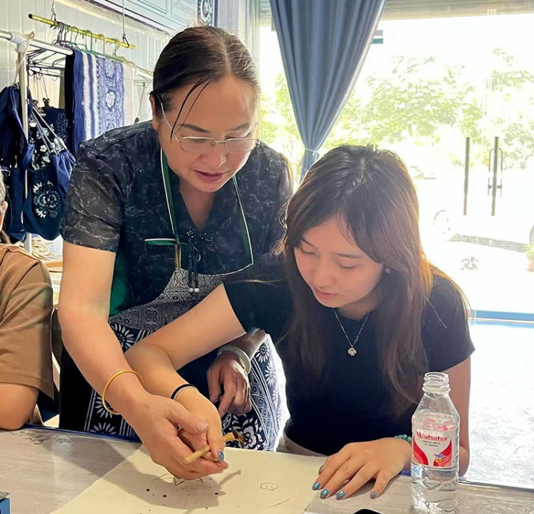 宜宾珙县：大学生执蜡刀绘苗乡匠心_fororder_熊宗会纠正学生正确使用蜡刀-摄影-文月娇