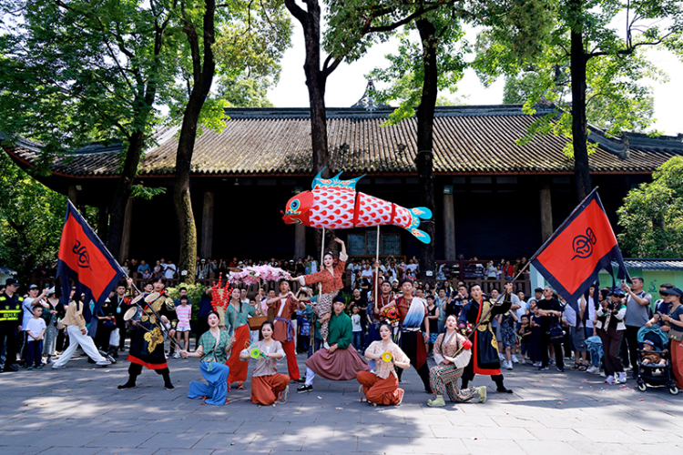 成都武侯祠“五一”接待观众约45万人次 文创收入增长超50%_fororder_微信图片_20250505191416