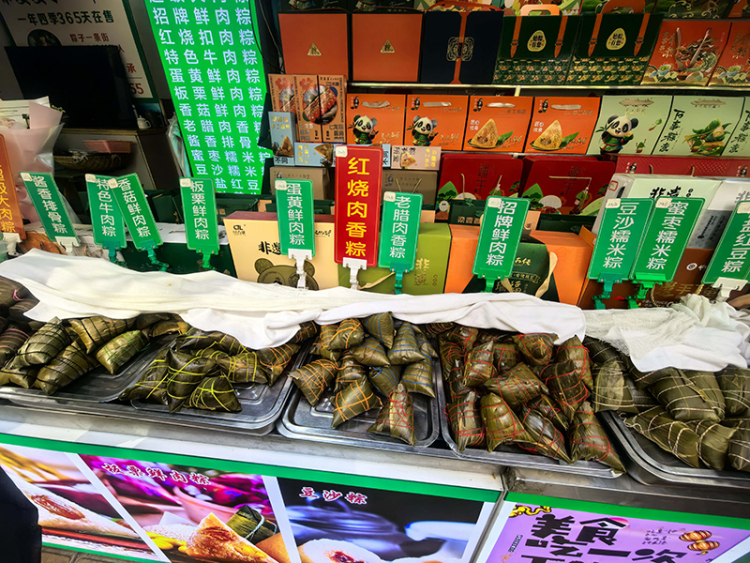 Chengdu’s Zongzi Street Opens with Festive Fervor_fororder_各类粽子 摄影 龙鑫睿