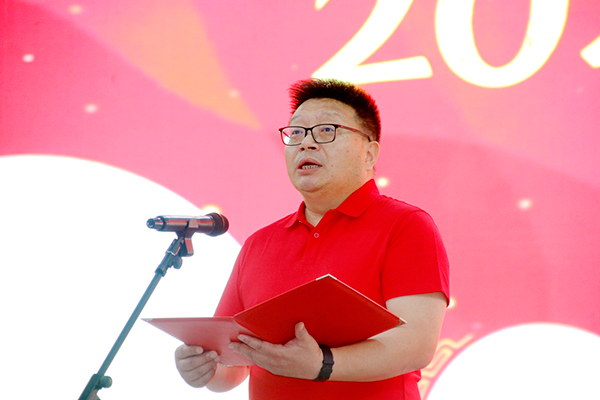 宜宾市一曼中学校举行2025年高考壮行大会_fororder_一曼中学校党委副书记、校长徐斌致辞-摄影-何芳