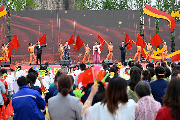 全国总工会文工团走进德阳中江开展慰问演出_fororder_歌曲《奋斗进行曲》