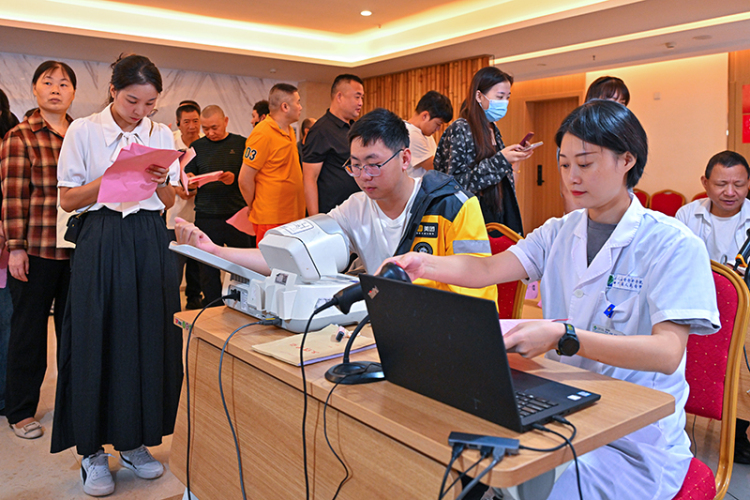眉山仁寿：爱心体检 温暖新就业群体_fororder_2025年9月18日，在四川省眉山市仁寿县一流动健康体检点，新就业形态劳动者在参加免费体检。-(8)