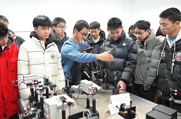 宜宾市一曼中学校：追寻红色足迹 探索科技未来