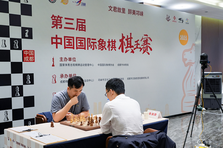 2025第三届中国国际象棋棋王赛闭幕 老将卜祥志夺冠_fororder_比赛现场-供图-邛崃市委宣传部1