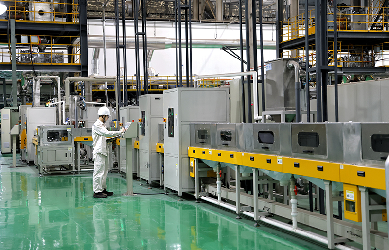 眉山仁寿：科创赋能强根基 营商沃土育新篇_fororder_在位于四川省眉山市仁寿经开区四川协鑫锂电科技有限公司内，工人正在操作全自动生产设备（1）