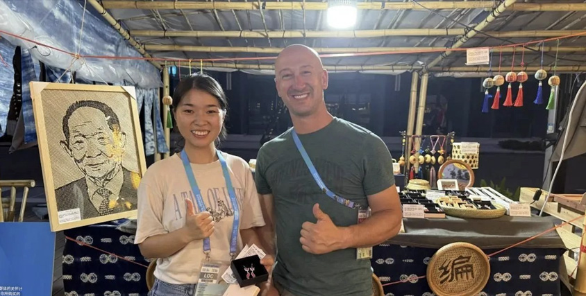 道明竹编亮相世运村 创意作品获赞_fororder_刘罗琳与参观者合影-供图-崇州市委宣传部