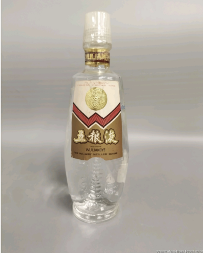 五粮液低度酒——行业唯一获科学家系统指导的典范之作_fororder_1980年代，39度五粮液（外销） 供图 五粮液集团2