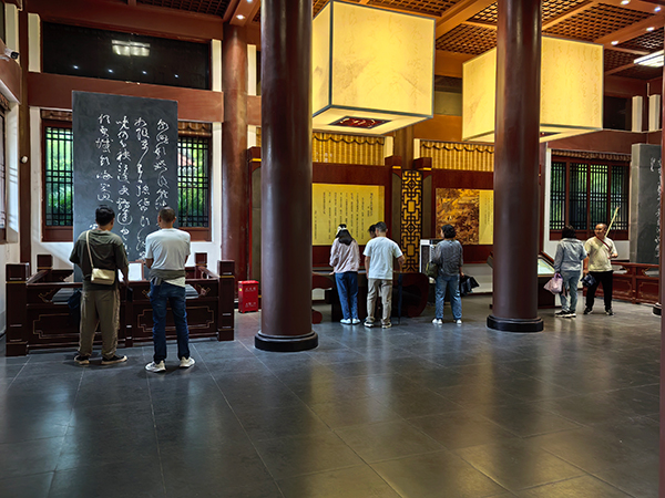 “品”山水“体”文化 丹棱假期文旅“热”_fororder_游客参观大雅堂博物馆
