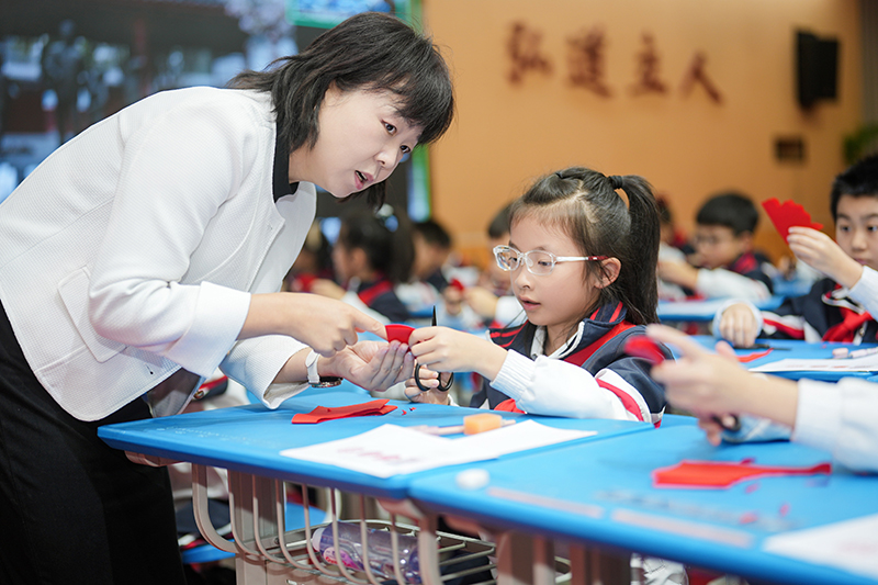 “Panda成都·华教云课堂”剪纸活动在成都武侯区举行